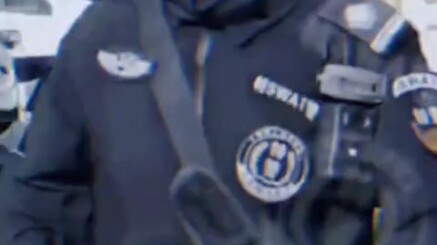 ما الذي تحمله الشابة من قوات الشرطة الخاصة على ظهرها؟