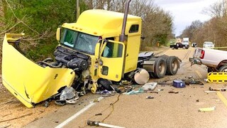 TOP Dangerous UNBELIEVABLE IDIOTS TRUCK & CAR CRASHING   FAILS  Compilation  & Fail Of The Year 2023