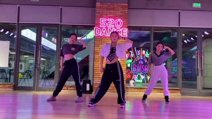 Lagu baru Little Fox "Is This Bad B**** Number?" Video koreografi terbaru untuk "Evil Girl Hotline"