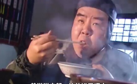 A young man participates in the Food King competition and surprisingly chooses pork offal as his ing