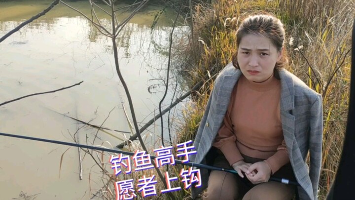 สาวสวยแห่งหมู่บ้านตกปลา ก็มี “เทคนิค” ของตัวเอง แค่หย่อนเบ็ดปุ๊บก็ได้ปลาตัวใหญ่ขนาดนี้มาทันที! มาดูก