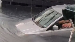 在夏威夷迷路的游客，跟着导航开到了水里