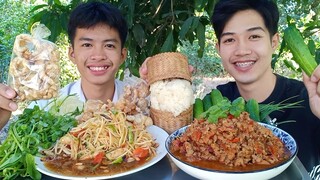 นํ้าพริกอ่องสูตรทางเหนือ ส้มตำไทยแบบบ้านๆ พร้อมแคบหมูข้าวเหนียวและผัก.