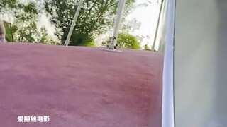 رغم أن الوالدين قد أعدا كل شيء على أكمل وجه، إلا أن الطفل ما زال يطير من المنزلق ويسقط على مؤخرة رأس