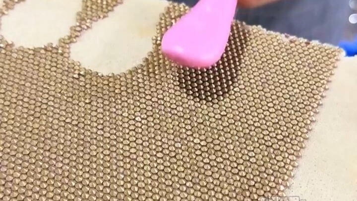 Nữ chính im lặng, chỉ mãi ăn KFC...