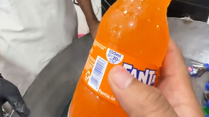 Fanta giá 20 rupee, Fanta pha thêm sữa giá 100 rupee