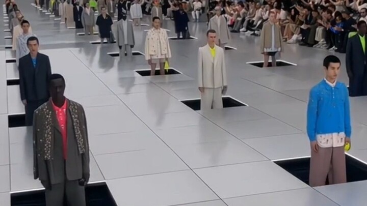 “Sự thanh lịch không bao giờ lỗi mốt, thời trang không bao giờ hết thời”