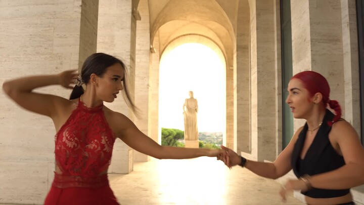 โรเมโอ ซานโตส, โรซาเลีย - El Pañuelo - เต้นบาชาตา - มาดากา & วาเลเรีย