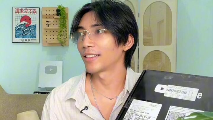 COSPLAYER BUKA BARANG BARU