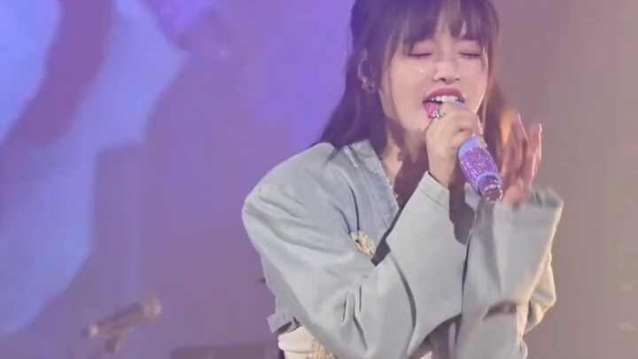 Huang Xiaoyun’s legs are perfect! At the concert, she sang Honkai Impact 3’s “Oracle” — so cool and 