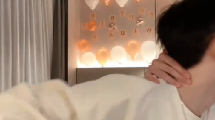 【Cong Lv】“Bagian tubuh yang aku suka dicium itu nggak boleh dibilang lho” “Aku belum pernah cerita d