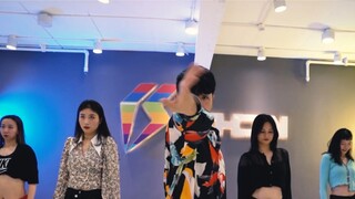 The Jazz Entry Class Choreography for Jolin Tsai's "Butterfly" Several students in the entry class w