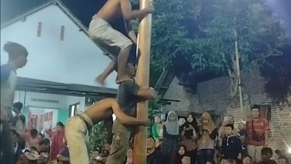 Gila ini sih!!!!! panjat pinang cuma 2 menit