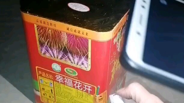 Người dân huyện Kiết Tây tập trung tiêu hủy pháo hoa, pháo nổ kém chất lượng