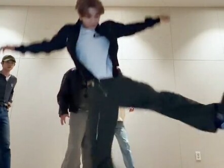 Thử thách kỳ quặc của các nhóm nhạc nam Kpop tháng 11