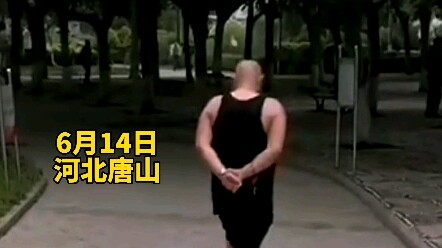 Một người đàn ông ở Đường Sơn đeo xích sắt ở chân đi dạo công viên mỗi ngày suốt một năm liền, cư dâ