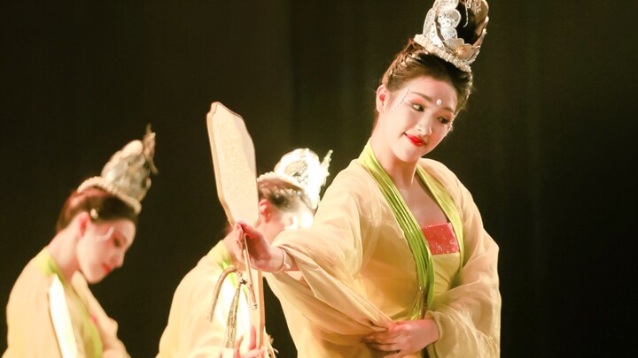 [Zhejiang Art Institute/Classical Dance] "Moth and Snow Willow" The golden moth flutters its crown, 