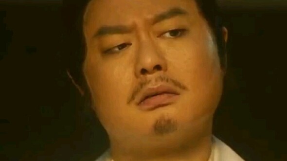 ممثل ثانوي يُخدع ليؤدي دور قاتل.. المترجم ما يقدر يوقف عن الضحك! “كوميديا” ترجمة مضحكة لأبرز العبارا