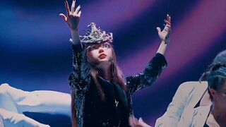 الرئيس المشاكس بلا مبالغة، يصعد إلى المسرح ويُحدث ضجة تجعل عينيك تلمعان.