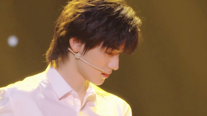 Who could resist the charm of a white shirt? Have a soul-stirring encounter with Song Yaxuan!