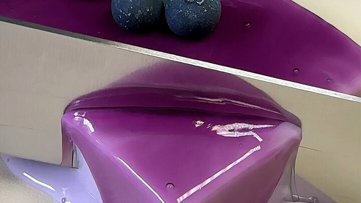 Merasakan sensasi memotong kue blueberry secara mendalam! Kini saatnya puas menikmatinya
