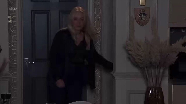 Carla and Lisa first kiss wlw