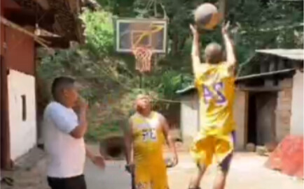 《SBA 糊 人 队 内 训 练》