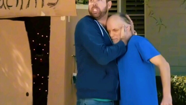 “Jimmy! Cỗ máy thời gian của bạn đã thành công rồi!”