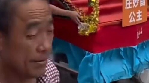เฉวียนหงชานนิ่งเงียบ กู่อ้ายหลิงหลั่งน้ำตา แม้แต่เทพผู้ทรงพลังที่สุดยังต้องขี่รถสามล้อ