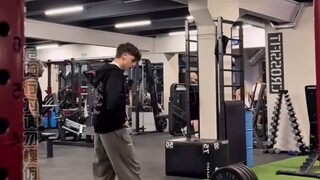 小伙单手举起几百斤重的单杠，惊呆了健身房内的众人，网友：这该死的好胜心