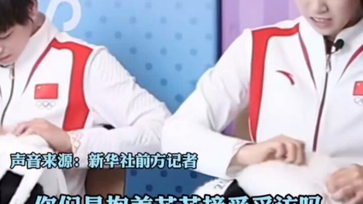เล่อเล่อและเฉวียนเหมยต่างก็หลงรักกระเป๋าแพนด้าฮวาฮวาจนวางมือไม่ลง น่ารักสุดๆ เลย!