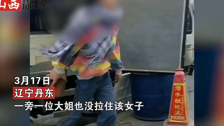 Người phụ nữ nghe chồng bị bắt nạt, chẳng nói thêm lời nào liền cầm gạch lao ra ngoài, khiến đám đôn