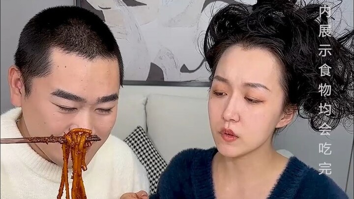 #تشوي مانمان من شينجيانغ: اليوم ألعب مع بينغ بينغ بلسان وهمي وأشوف رد فعله! #روتين الأكل اليومي للزو