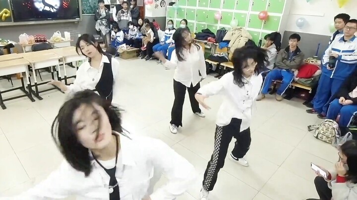 Điệu nhảy bốn người ngày đầu năm mới của học sinh trung học, hãy nhìn xem bạn đã bắt tôi làm gì (Phi