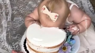 Bé mải mê ăn bánh kem 🍰