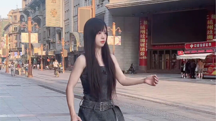 步行街发现的跳舞机器人！