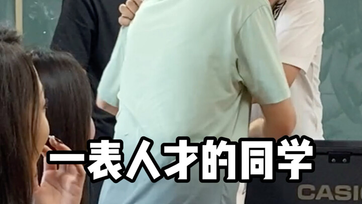 سمعتُ أنّه في كلّ صفّ هناك بضعة أشخاص لافتِيْن للانتباه.