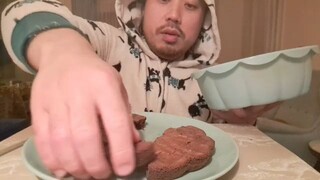ASMR EATING SOUNDS - FUDGE BROWNIE
