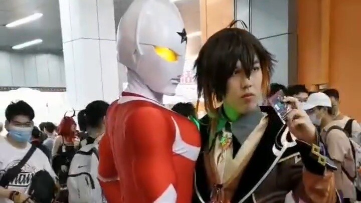 [Firefly ke-26] Ultraman Jonas tampil pertama kali di Comic Con kolaborasi lintas dimensi dengan Ult