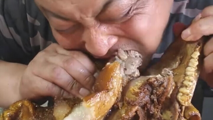 No one would ever suspect this mukbang is “fake eating”—in the end, this host totally sealed the dea