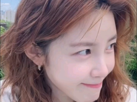 Jeon Hyosung lại nhảy "Into You" sau bốn năm (Phiên bản Instagram)
