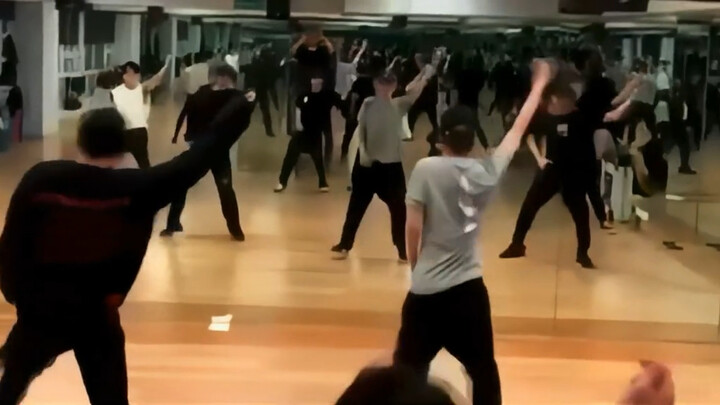 Những fandom được tạo ra hoàn toàn dựa vào tẩy não, bịt miệng và ngược đãi người hâm mộ thực sự có t