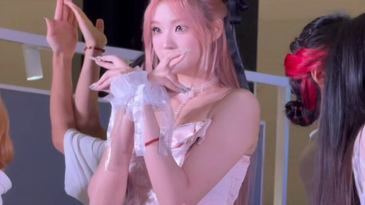 Seperti bunga! Ngedance solo untuk istri itu memang nikmat banget!