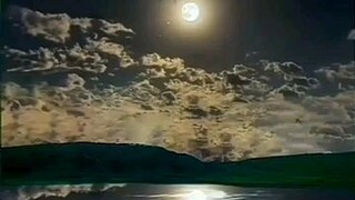 INSTRUMEN BIOLA SEDIH DENGAN PEMANDANGAN BULAN PURNAMA DAN ALAM YANG INDAH