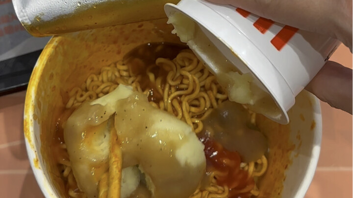 บะหมี่ไก่ยูคาลิปตัสมันฝรั่งบดจากเคเอฟซี แค่ได้ชิมคำเดียวก็เงียบไม่พูดเลย!