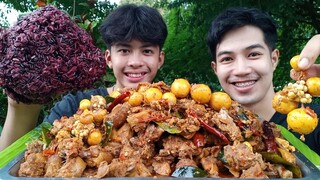 แกงคั่วไก่บ้านไข่อ่อนเป็นพวง ข้าวเหนียวกํ่าแซ่บหลายเด้อ