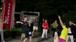 ชายหนุ่ม "บุก" ทีมของป้าเต้นรำที่จัตุรัส และโจมตีป้าอย่างแรงเพื่อหยุดเธอ