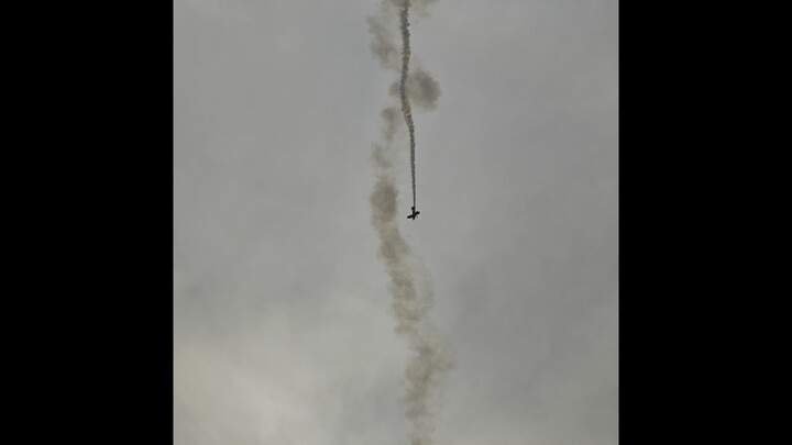 Hôm nay đi xem triển lãm hàng không Úc, không ngờ tận mắt chứng kiến máy bay gặp nạn.