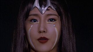 Ultraman dalam Baju Besi Emas