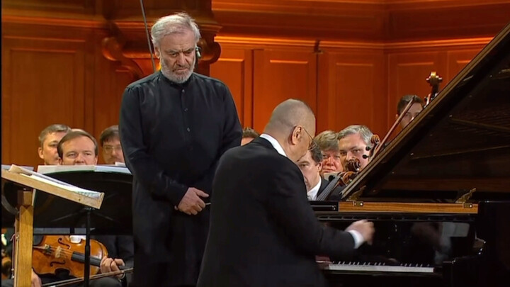 85-year-old Liu Shikun performs “My Motherland” with trembling hands, bringing tears to the eyes—res